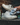 Houd je witte sneakers wit met een schoonmaakmiddel en een doek op de trap.