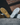 Gele zolen en witte zolen van sneakers op een straat, illustrerend de strijd tegen gele zolen.