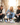 Groep vrienden die sneaker care fouten vermijden met schoonmaakproducten en doeken op straat.